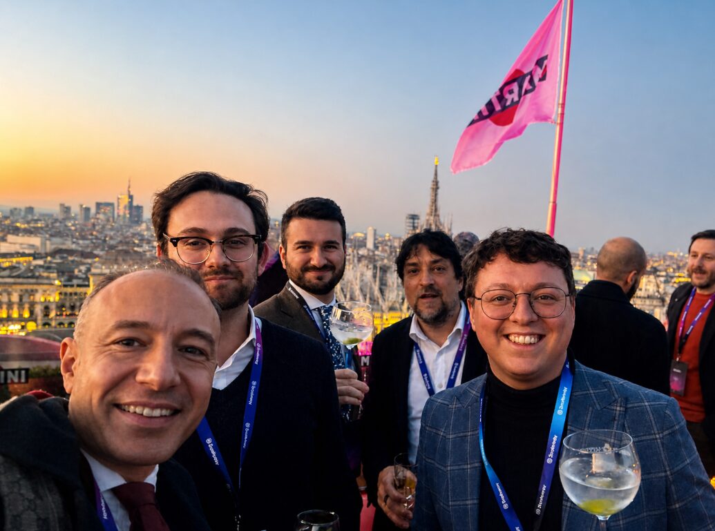 Marco Cioffi insieme ad altri operatori dell'AI italiana sulla Terrazza Martini di Milano al tramonto, durante il lancio italiano di Scaleway.